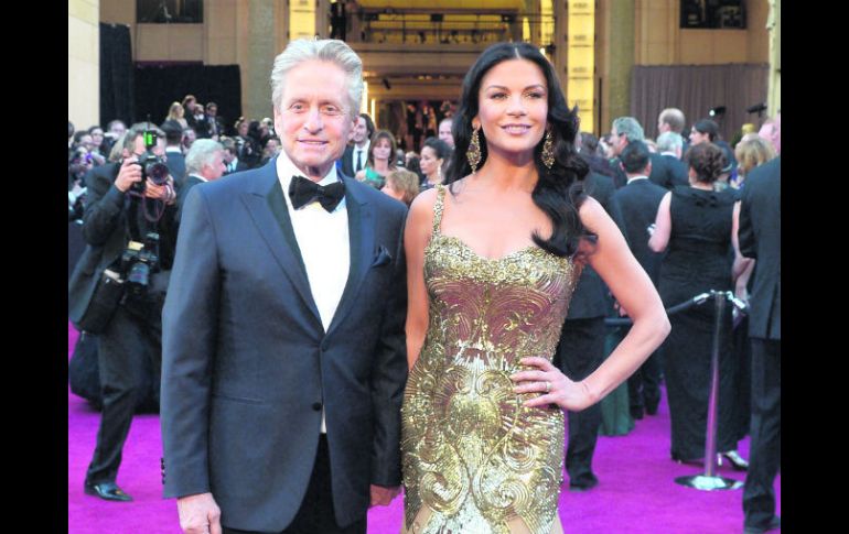 Michael Douglas y Catherine Zeta-Jones en la entrega de los premios Oscar de 2013.  /