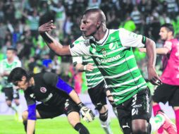 Darwin Quintero intervino en dos de los tres goles de los Santos Laguna. Metió el tercer tanto, el del triunfo. MEXSPORT /