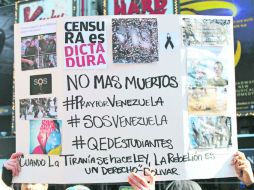 Los inconformes mantienen su protesta por tercer día consecutivo. Ayer sepultaron a dos de las tres víctimas en las manifestaciones. EFE /