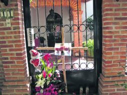 Vecinos colocaron una cruz en la entrada de la casa donde vivía la pareja de canadienses asesinada el domingo pasado.  /