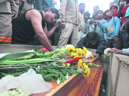 Familiares de Gregorio Jiménez lloran durante el sepelio. AP /