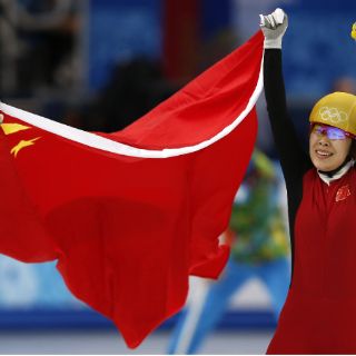 Yang conserva título olímpico de patinaje de velocidad
