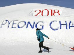 'Hay montones de nieve por todos lados', señaló Kim Woon Ki, de 81 años, y residente de Pyeongchang. AP /