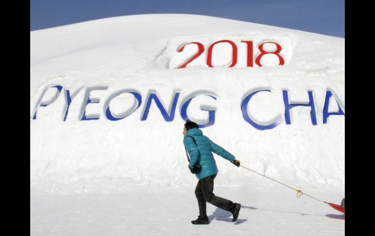 'Hay montones de nieve por todos lados', señaló Kim Woon Ki, de 81 años, y residente de Pyeongchang. AP /