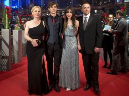 En la imagen, el director y parte del elenco de la cinta. AP /