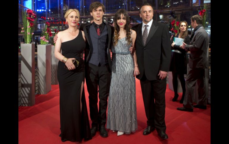 En la imagen, el director y parte del elenco de la cinta. AP /