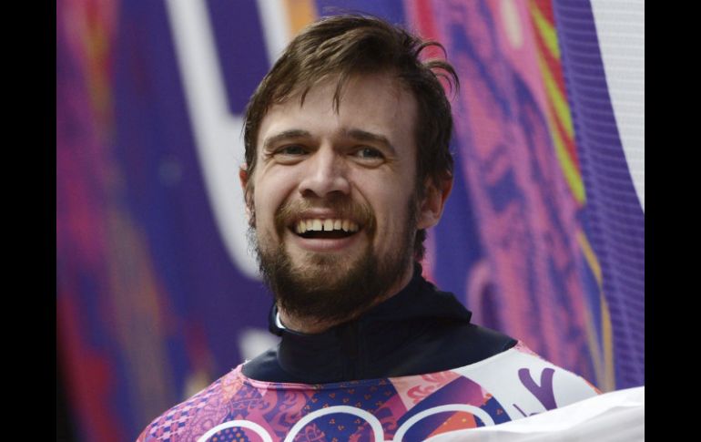 El atleta local celebra su victoria, luego que su compatriota Victor An hiciera lo mismo en patinaje de mil metros. EFE /