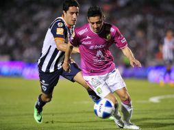 Juárez trata de quitarle la pelota a José María Cárdenas del León. EFE /