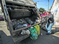Separados o no, el camión recolector se lleva los dechechos a los tiraderos.  /