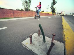 Tornillos y cables para colocar luminarias en la ciclovía de Periférico Sur son un peligro para quienes transitan por esta vía.  /