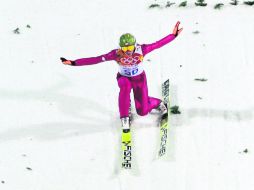 El polaco Stoch aterriza luego de un salto de 132.5 metros, que aunque no fue el más largo, su técnica le aseguró el oro. AP /