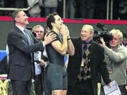 Serguéi Bubka felicita a Renaud Lavillenie mientras observan el marcador electrónico que oficializó la nueva marca mundial. EFE /