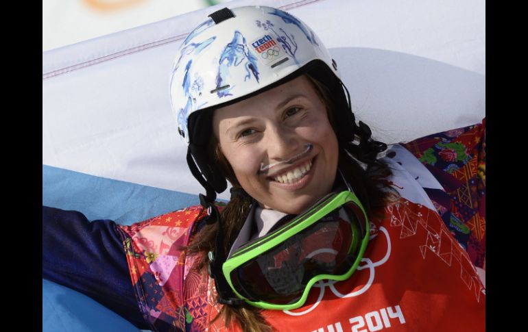 ''Fue para tener suerte'', responde Eva Samkova ante incógnita de pintarse los colores de la bandera checa sobre sus labios. AFP /