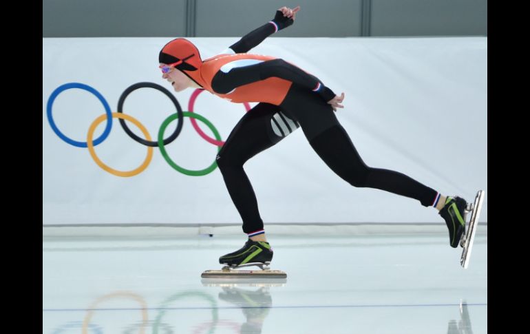 La holandesa Jorien Ter Mors ganó la quinta medalla de oro para su país en la prueba de patinaje de mil 500 metros. AFP /