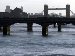 Por primera vez en la historia, la barrera del río Támesis fue cerrada por 16 días consecutivo para rebajar el nivel de las aguas. EFE /