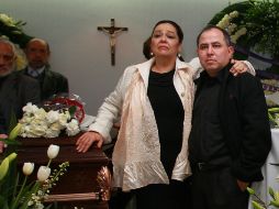 Carmen Gaytán, esposa de Federico Campbell, y su hijo Federico Campell Peña (c-d), durante el funeral del escritor. EFE /