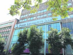 El edificio que los diputados quisieron vender en 60 millones de pesos; un banco comparte el lugar y paga renta al Congreso.  /