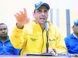 DARDO AL GOBIERNO. Henrique Capriles señala que el presidente Maduro ensucia las manifestaciones con infiltrados. EFE /