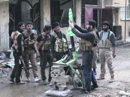 Rebeldes preparan un proyectil en un barrio de Deir Ezzor,Siria. AFP /