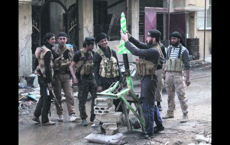 Rebeldes preparan un proyectil en un barrio de Deir Ezzor,Siria. AFP /