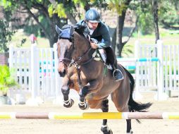 En ritmo. Diego Romo, a lomos de 'Uno Momento', concluyó su recorrido sin penalizaciones y con un tiempo de 76.95 segundos.  /