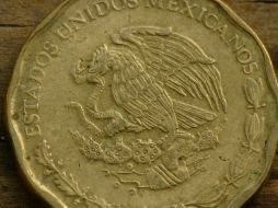 El peso podría buscar alcanzar el nivel de 13.18 pesos por dólar. ARCHIVO /