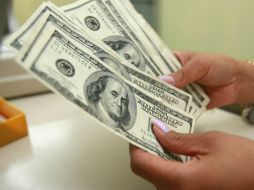 El tipo de cambio para solventar obligaciones en moneda extranjera pagaderas es de 13.2477 pesos. ARCHIVO /