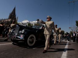 Los soldados y la banda de guerra acompañan a los restos del Ingeniero.  /