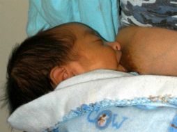 Pediatras recomiendan que la lactancia no rebase los 10 minutos cada que se alimente al bebé. ARCHIVO /