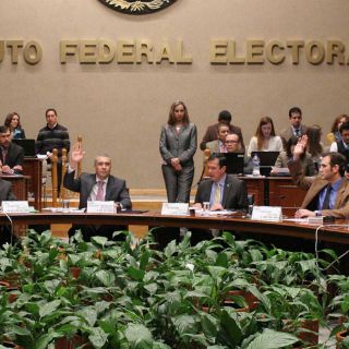 Plantean permanencia de cuatro consejeros del IFE en INE
