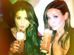 Un sitio web indica que en los vasos hay bebidas alcohólicas. ESPECIAL /