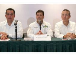 Harry Grappa presentó los detalles de la carrera, junto a Francisco Name y Guillermo Herrera. ESPECIAL /