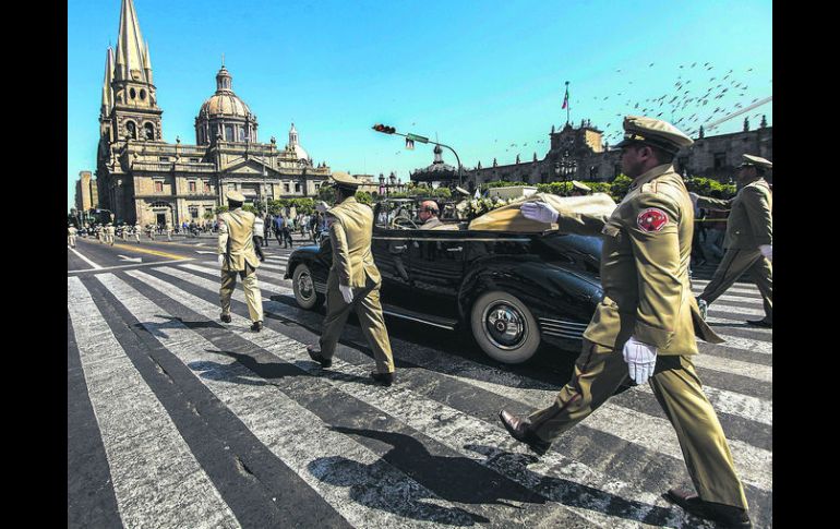 Una escolta acompañó los restos del ingeniero matute hasta la Rotonda de los Jaliscienses Ilustres.  /
