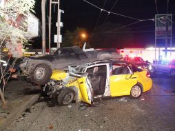 La camioneta y el automóvil quedaron severamente afectados por el impacto.  /