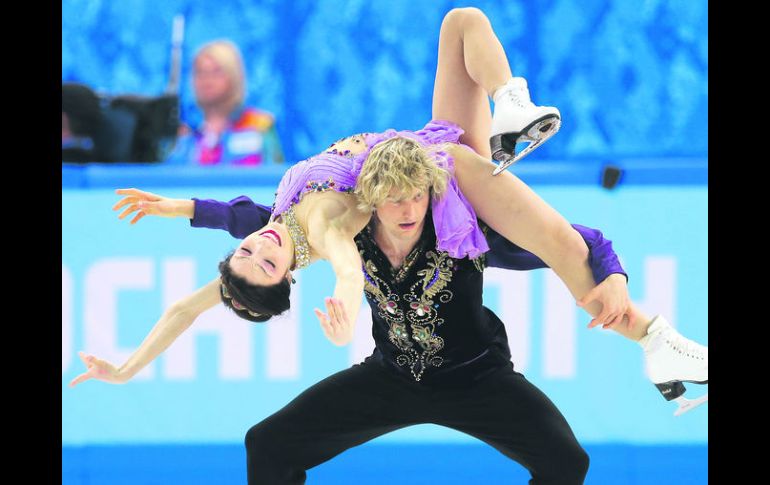 Unidos. Charlie White levanta a Meryl Davis durante su rutina. La pareja lleva junta durante 17 años. AP /