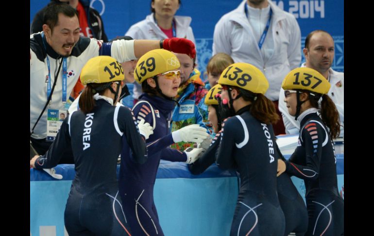 Las surcoreanas lograron llegar en el primer lugar en la competencia y así lo celebran. AFP /
