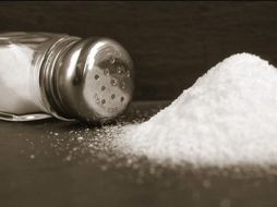 La sal de mesa contiene altos índices de flúor en su composición química. ARCHIVO /