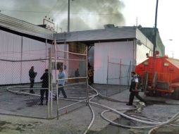 Por el incendio, el techo del local se derrumbó; fue necesaria la ayuda de ''tragahumos'' de Tonalá, Zapopan, Guadalajara y del Estado.  /