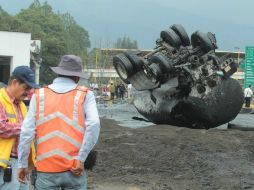 Autoridades de protección civil arriban al lugar y determinan, como medida de precaución, el desalojo de 15 familias de la zona. ARCHIVO /