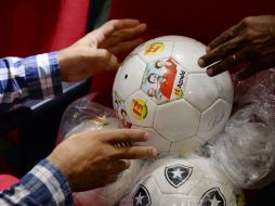 La imagen de Rousseff, junto a otros dos políticos, aparece en balones de futbol. AFP /