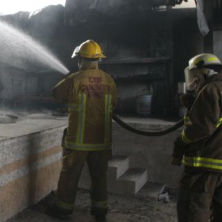 Se derrumba marquesina por fuga de gas