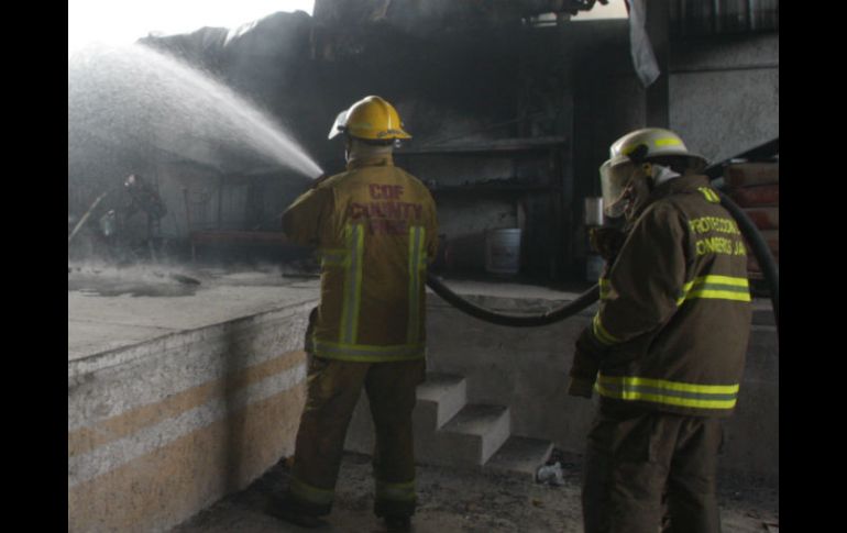 Rescatistas suprimieron la fuga del combustible. ARCHIVO /