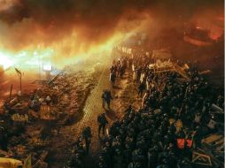 La policía ucraniana cercó hoy a los manifestantes en el corazón de las protestas opositoras de la plaza de la Independencia de Kiev. EFE /