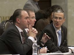 Luis Alberto Villarreal, Ricardo Anaya y José González Morfín, dialogan durante la sesión de hoy. NTX /
