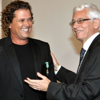 Carlos Vives recibe Orden de las Artes y Letras de Francia