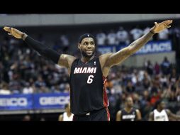 LeBron James festeja el triunfo. AP /