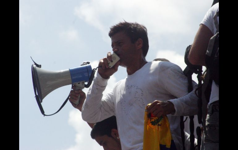 Leopoldo López se entregó a las autoridades luego de que emitieran una orden de detención en su contra. NTX /