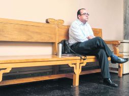 Cumple su jornada en un patio. Gildardo González fue contratado por el Ayuntamiento tapatío en 2004 y obtuvo una plaza un año después.  /