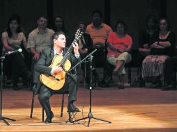 Sorprende. El guitarrista sinaloense Francisco Bibriesca, en un momento del recital.  /