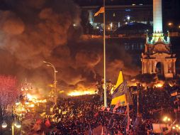 Miles de manifestantes se han enfrentado a policías en las calles de Kiev. AFP /